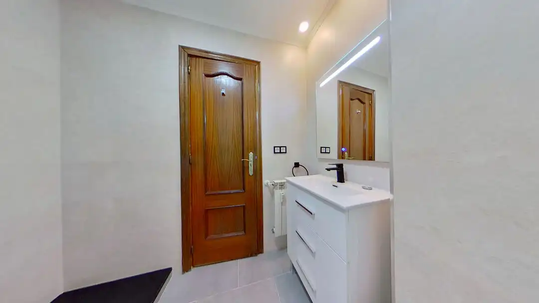 Bathroom of Flat for rent in Madrid  with Heating and Swimming Pool