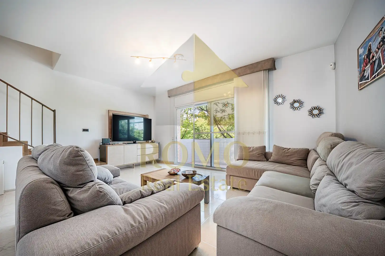 Sala de estar de Casa adosada en venta en Santa Perpètua de Mogoda con Aire acondicionado, Calefacción y Jardín privado