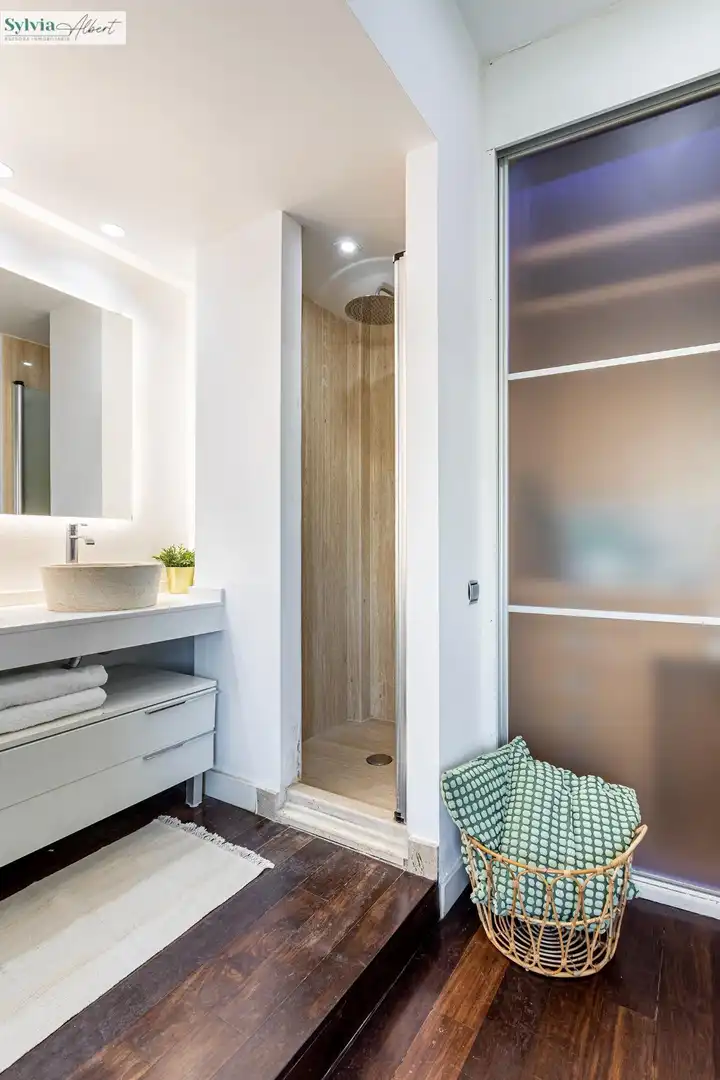 Baño de Ático de alquiler en Valencia con Aire acondicionado, Parquet y Terraza