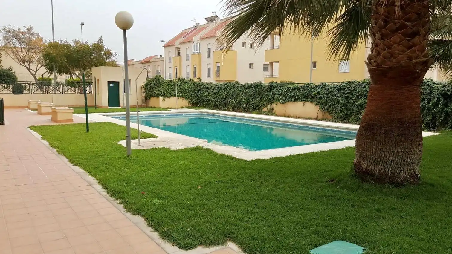 Piscina de Pis en venda en Roquetas de Mar amb Terrassa, Moblat i Piscina comunitària