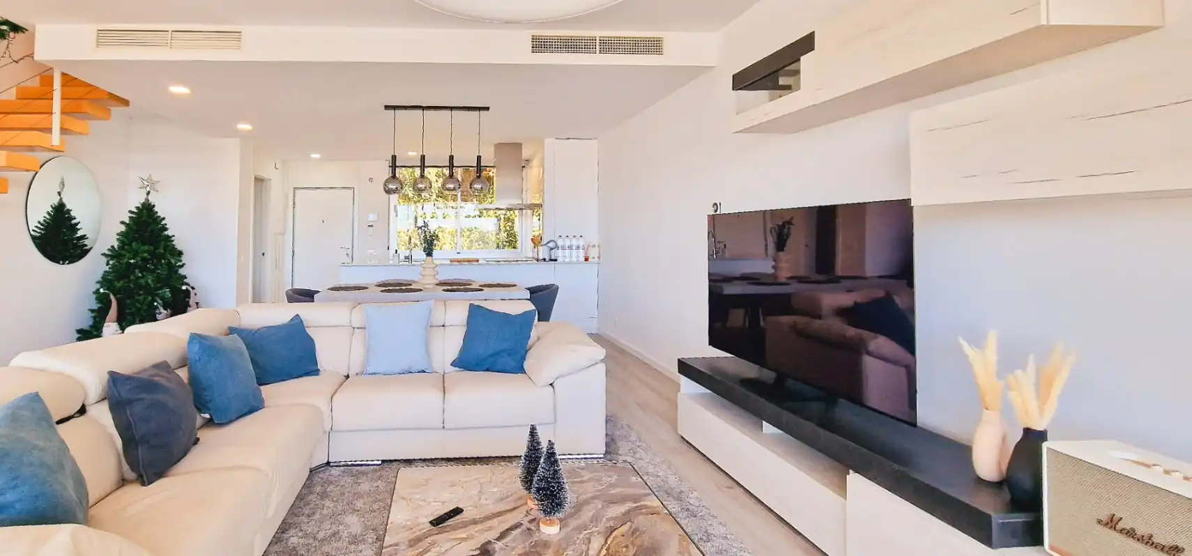 Sala d'estar de Casa adosada de lloguer en Benahavís amb Aire condicionat, Calefacció i Terrassa