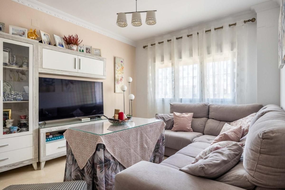 Sala d'estar de Casa adosada en venda en Castilleja de la Cuesta amb Aire condicionat, Calefacció i Jardí privat