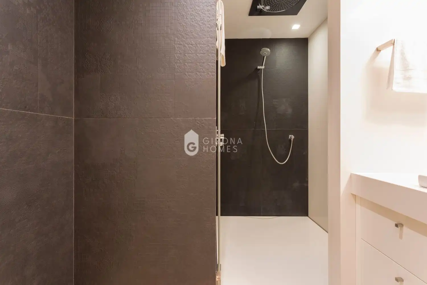 Badezimmer von Wohnungen zum Verkauf in Girona mit Klimaanlage, Heizung und Terrasse