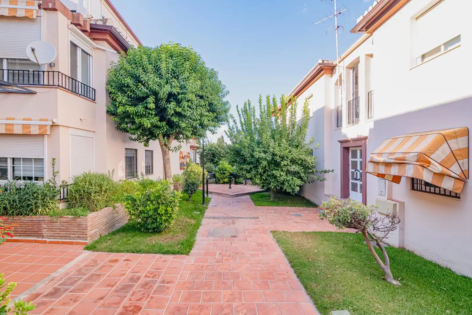 Vista exterior de Àtic en venda en La Zubia amb Aire condicionat, Terrassa i Traster