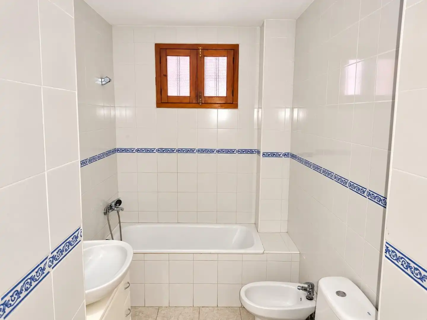 Bathroom of Flat for sale in Gines, Sevilla