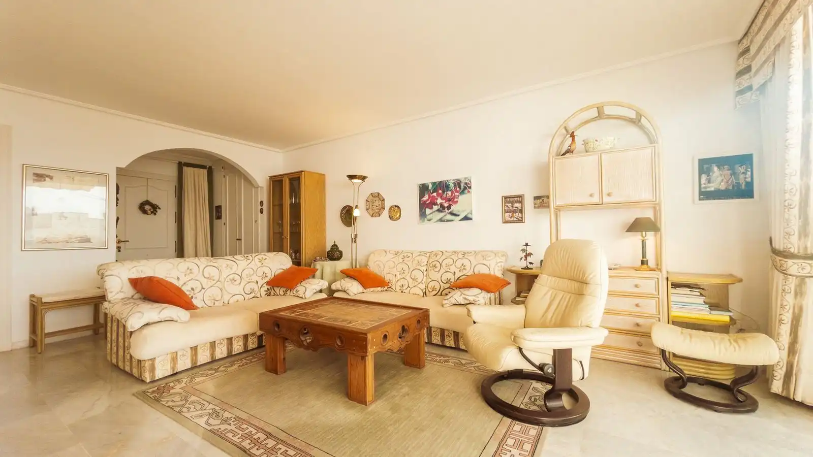 Sala de estar de Ático en venta en Estepona con Aire acondicionado, Terraza y Amueblado
