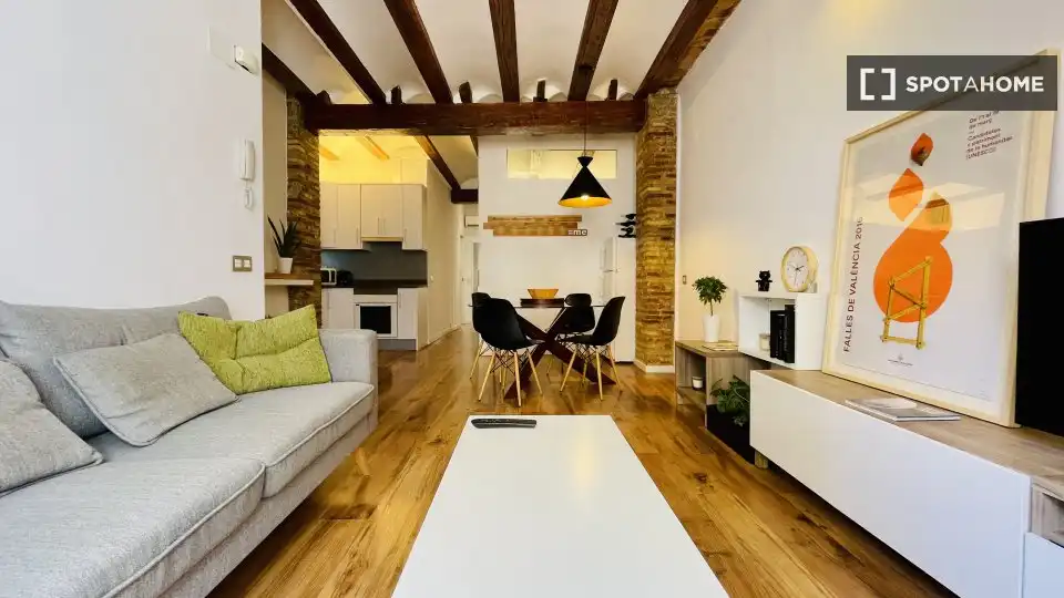 Flat with terrace to rent in Extramurs