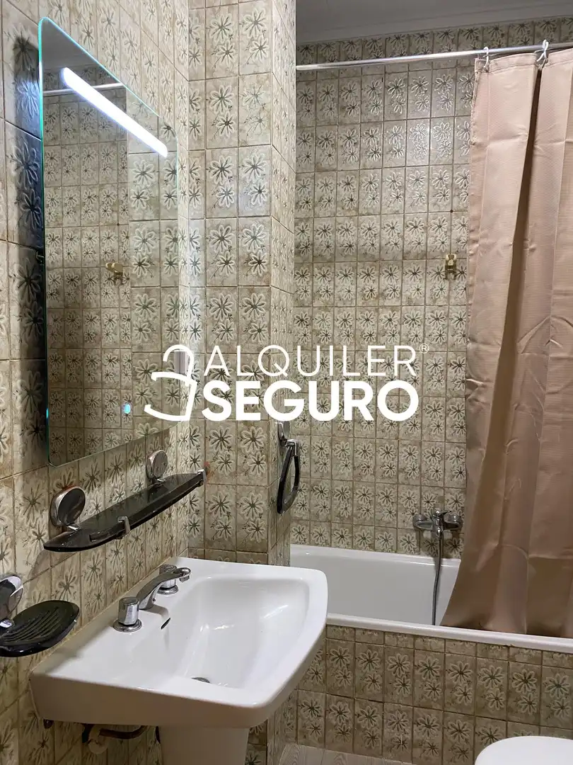 Bathroom of Flat for rent in Zaragoza  with Air Conditioner