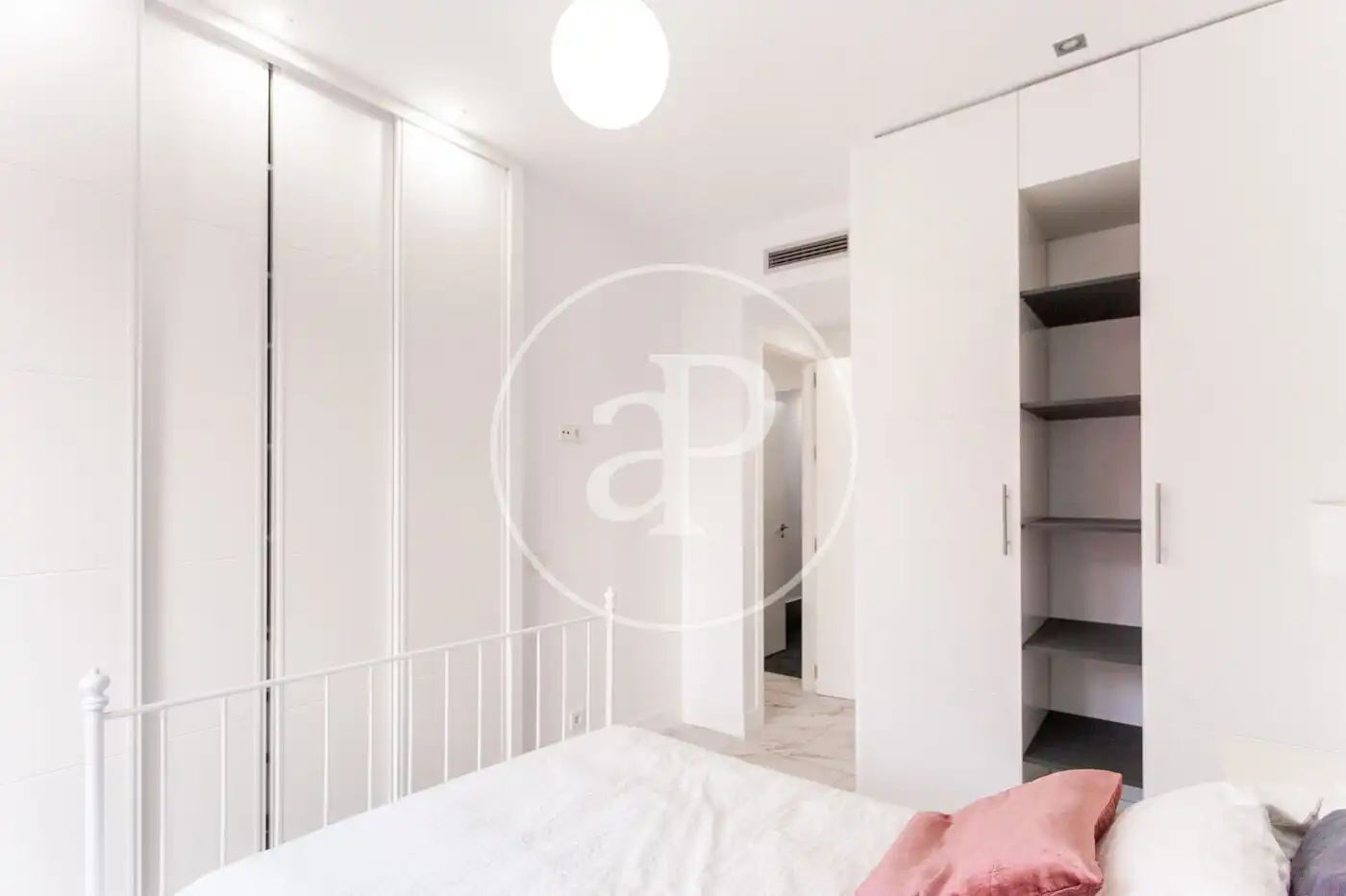 Schlafzimmer von Dachboden zur Miete in Madrid mit Klimaanlage, Heizung und Terrasse
