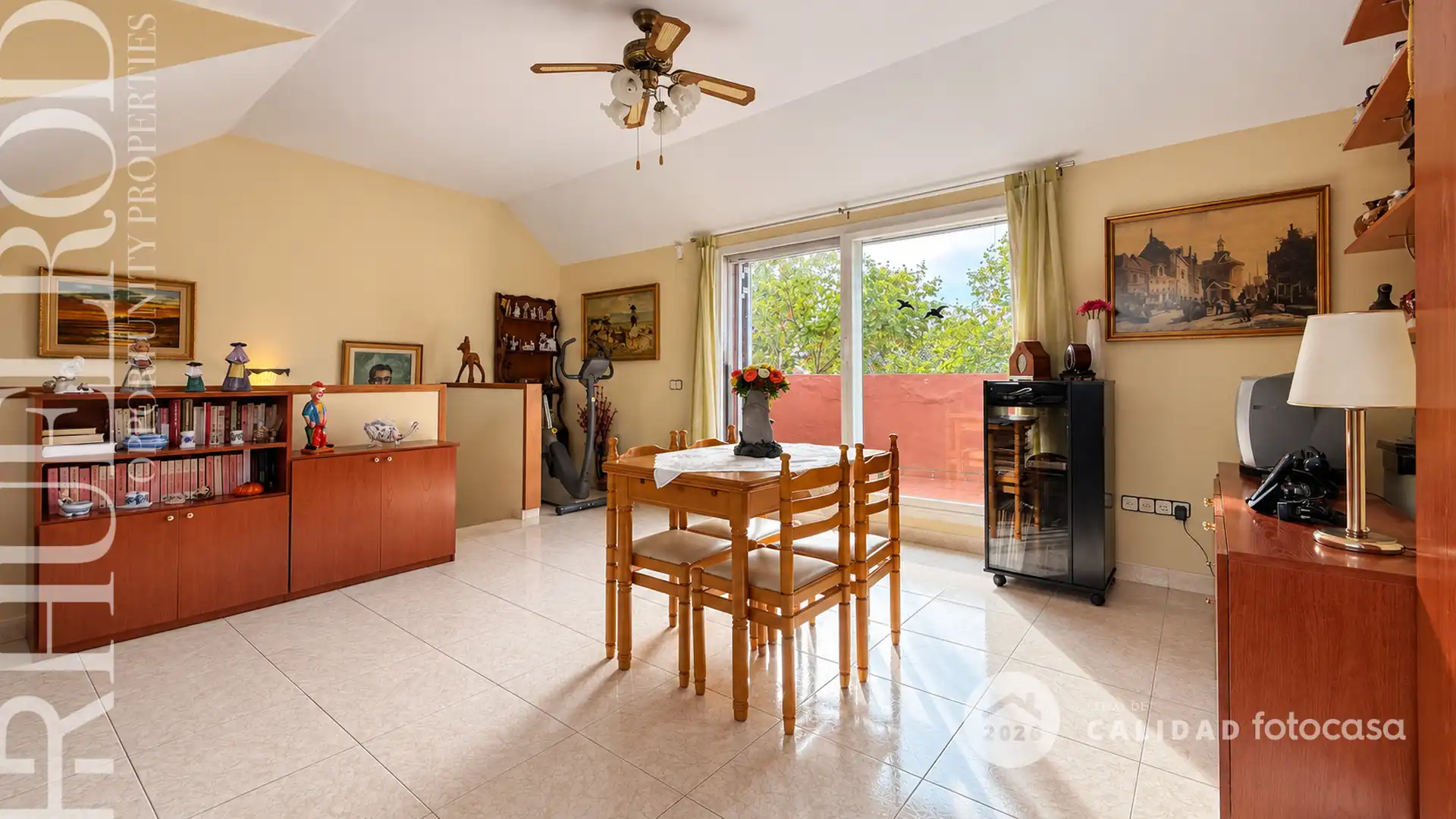 Comedor de Casa adosada en venta en Cerdanyola del Vallès con Aire acondicionado, Calefacción y Jardín privado