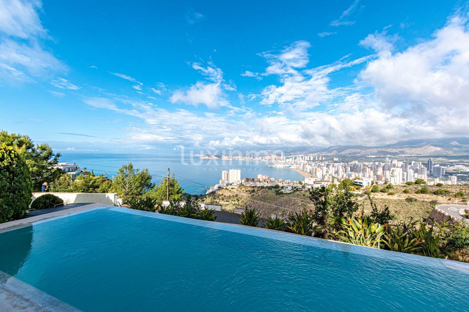 Vista exterior de Casa o xalet en venda en Benidorm amb Aire condicionat, Calefacció i Terrassa