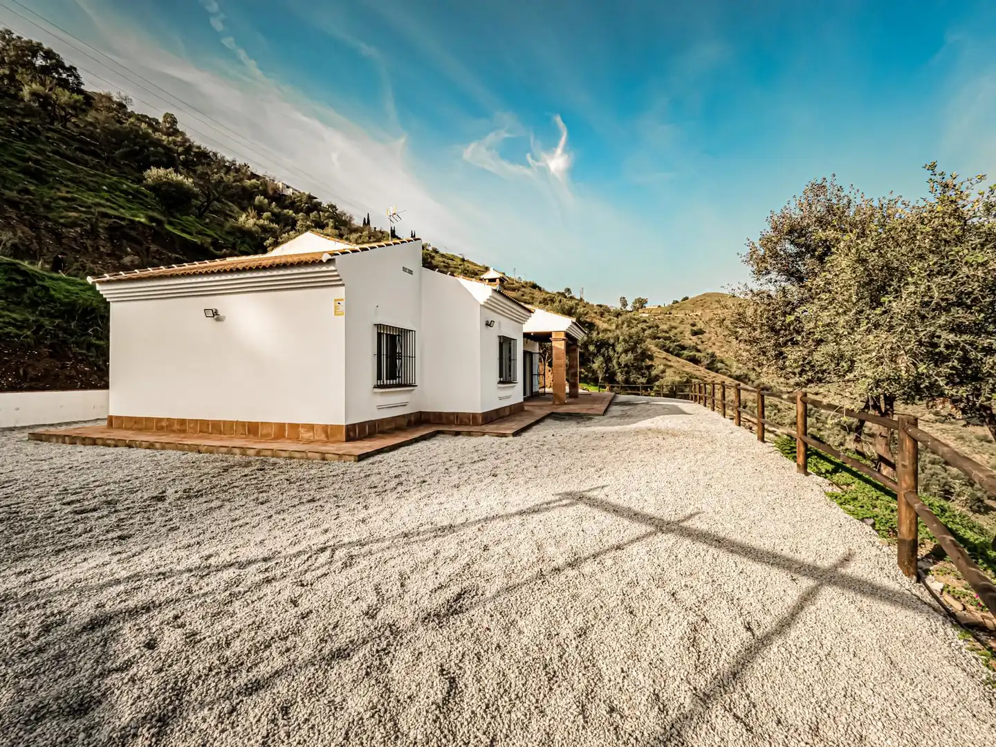 Vista exterior de Finca rústica en venta en Viñuela con Terraza, Piscina y Alarma