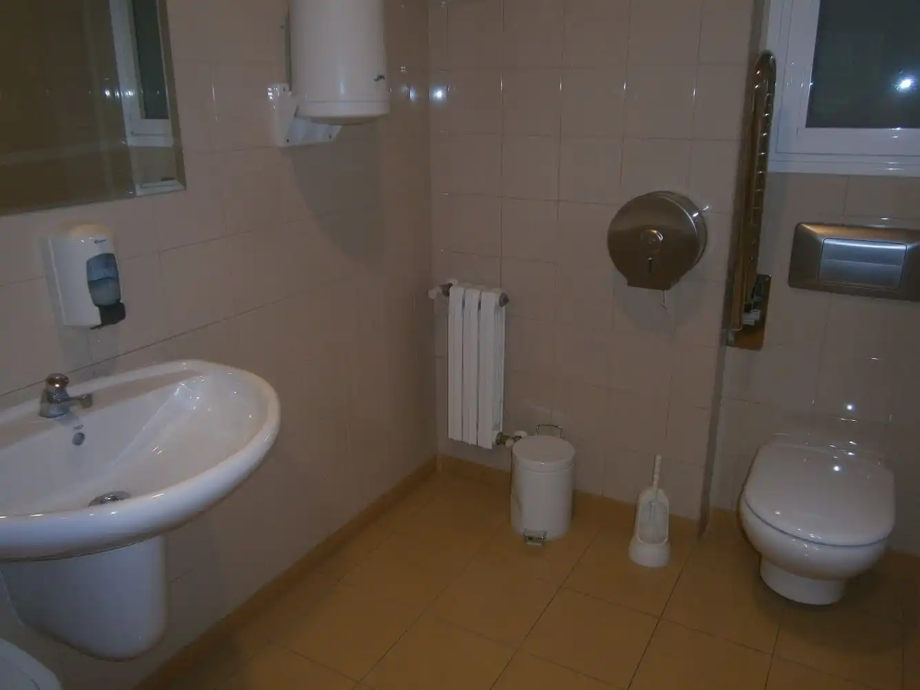 Baño de Oficina de alquiler en  Pamplona / Iruña con Aire acondicionado y Amueblado