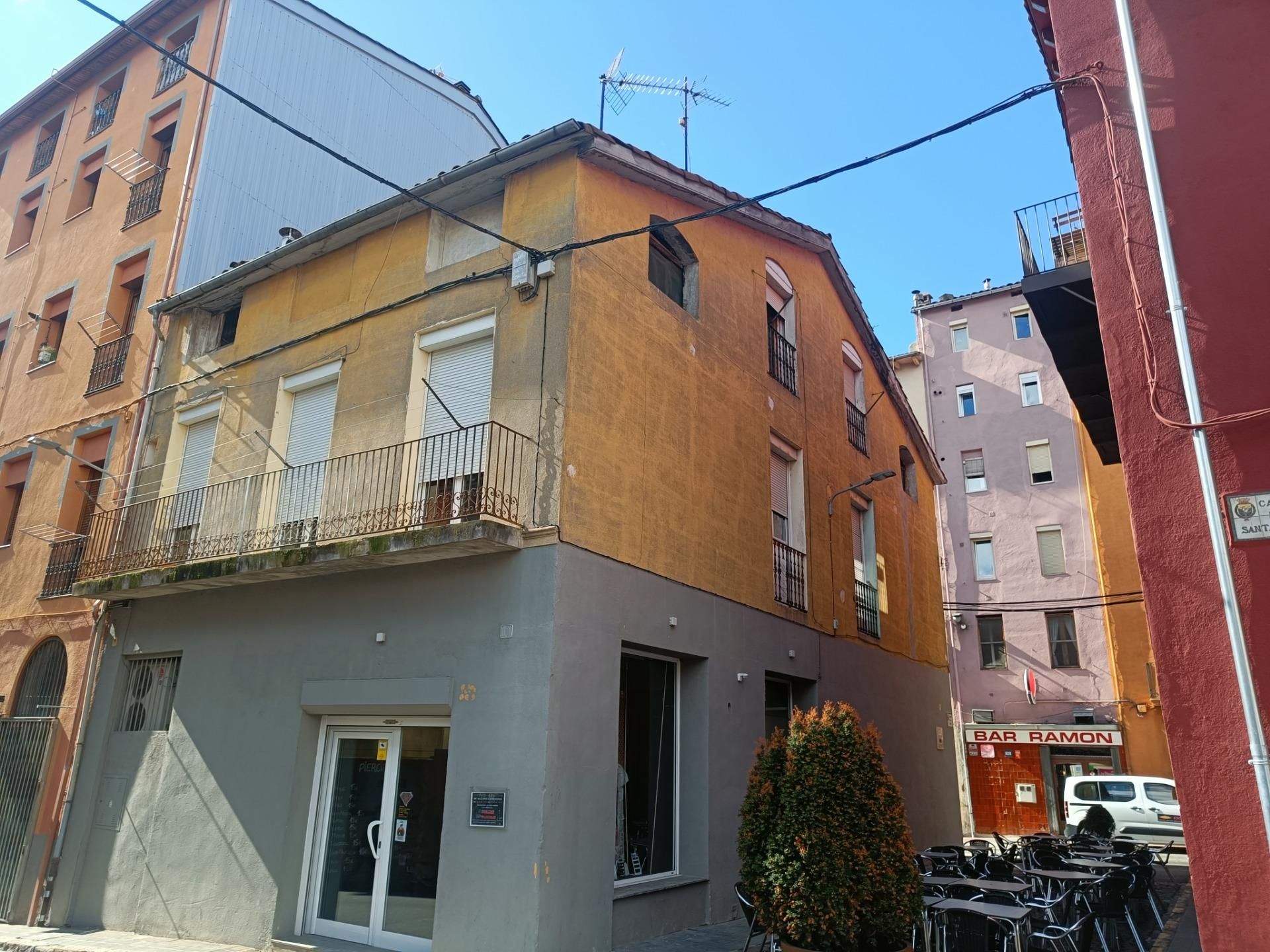 Vista exterior de Edifici en venda en Ripoll