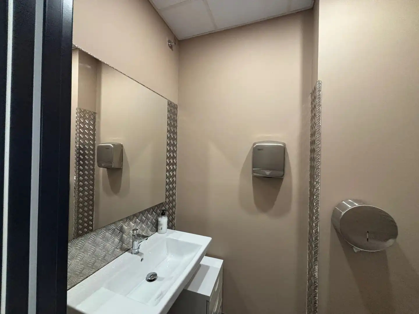 Baño de Local en venta en Las Rozas de Madrid con Aire acondicionado, Calefacción y Amueblado