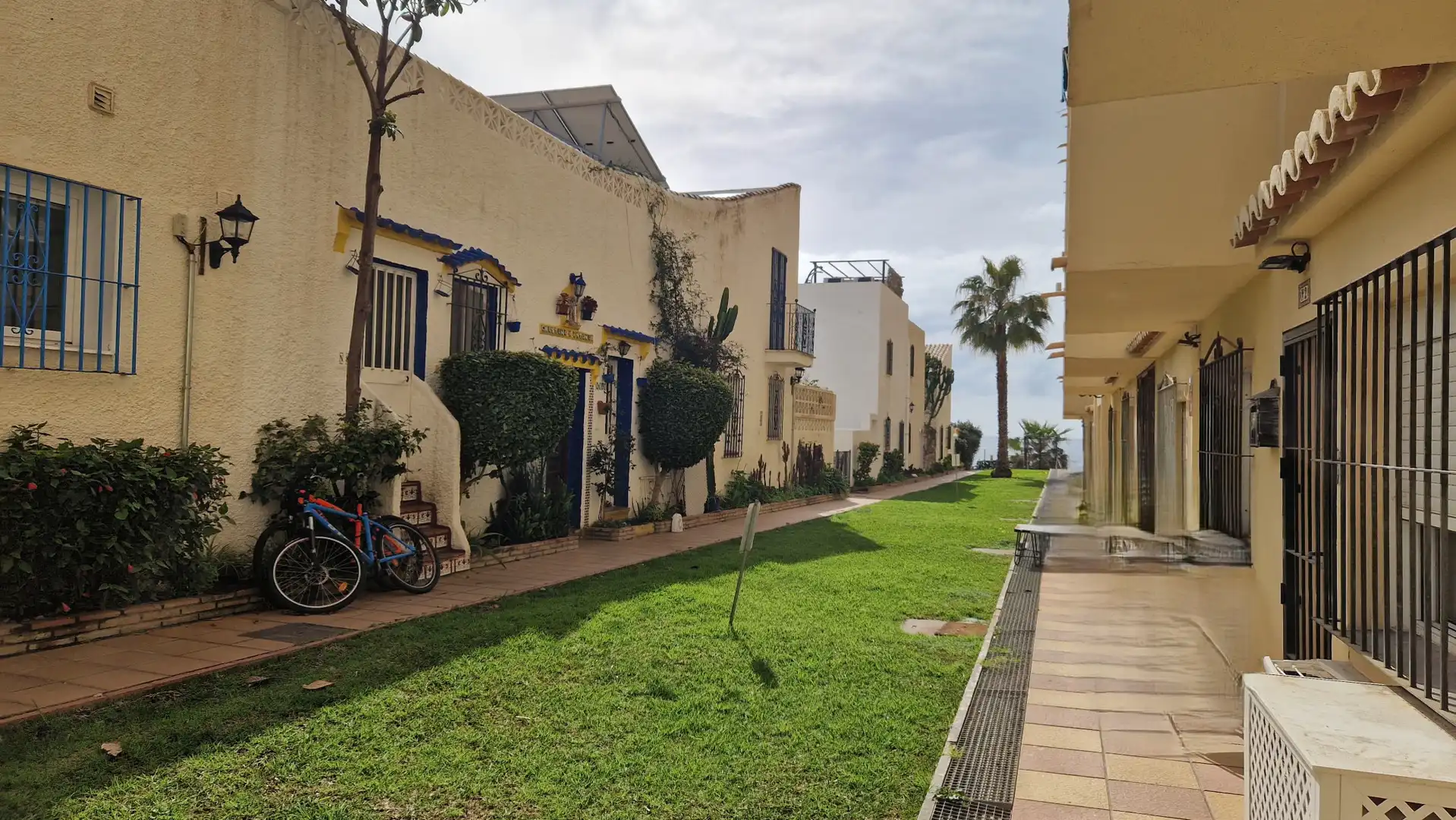 Vista exterior de Planta baja en venta en Estepona con Amueblado y Alarma
