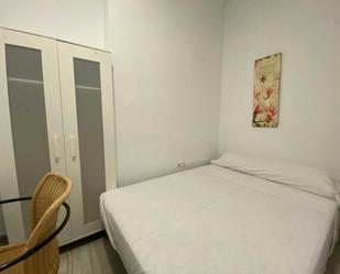 Bedroom of Flat to share in  Sevilla Capital  with Washing machine and TV