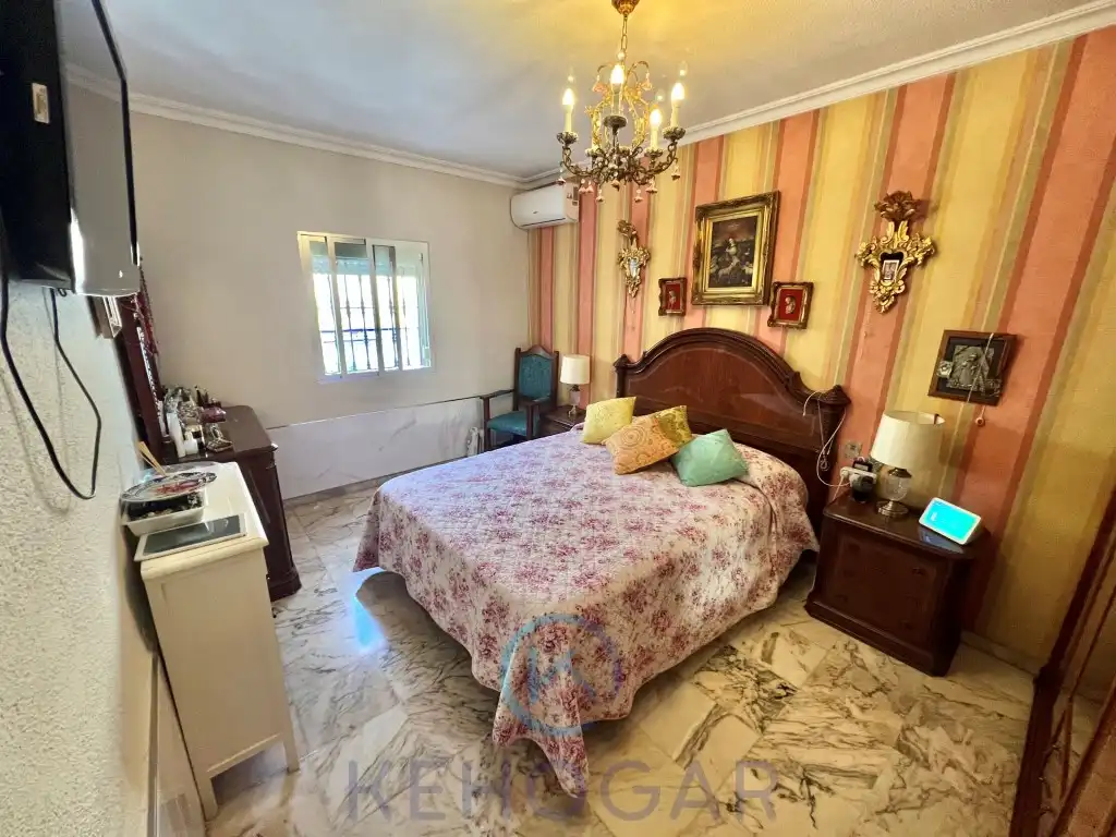 Bedroom of Houses for sale in Dos Hermanas