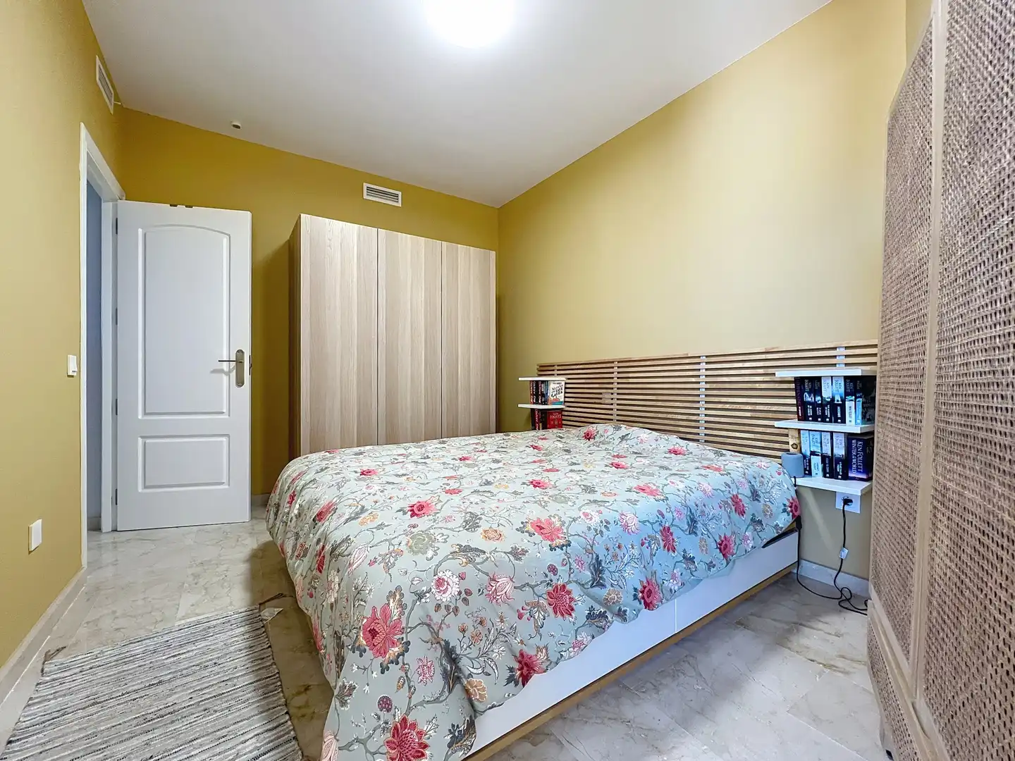Schlafzimmer von Wohnungen zum Verkauf in Manilva mit Klimaanlage, Terrasse und Schwimmbad