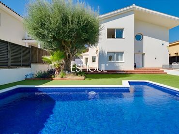 Casa con piscina in vendita a Turó de les Monges