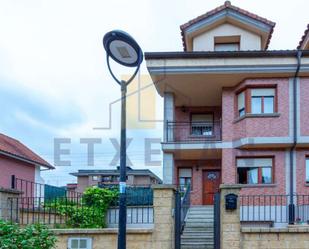 Vista exterior de Casa adosada en venda en Atxondo amb Terrassa i Balcó