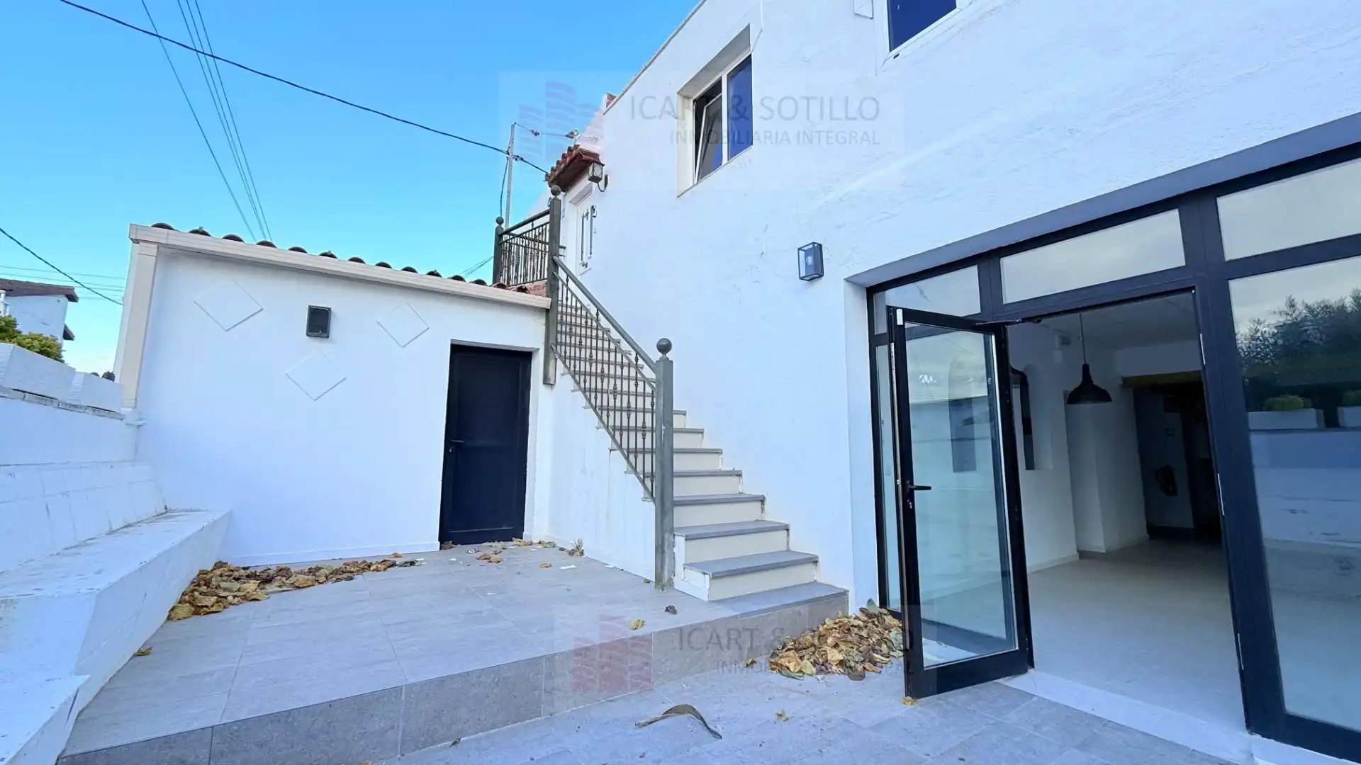 Vista exterior de Casa o xalet en venda en Vinaròs amb Aire condicionat, Jardí privat i Terrassa