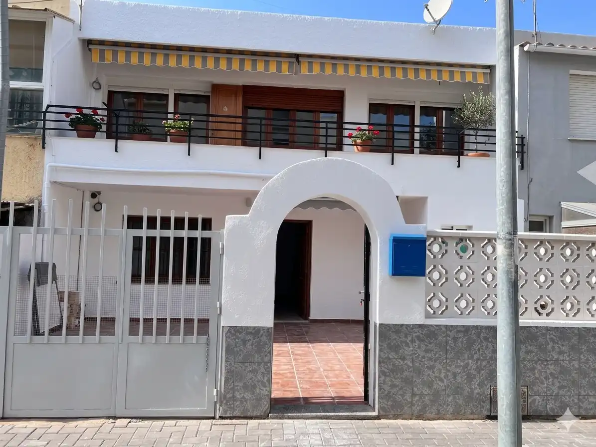 Vista exterior de Dúplex de alquiler en Torrevieja con Aire acondicionado, Calefacción y Jardín privado