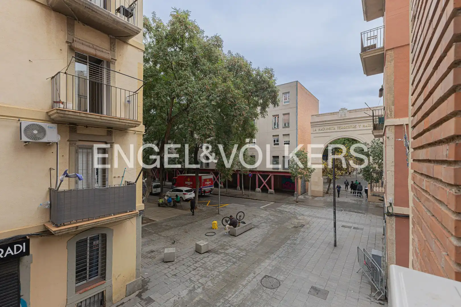 Vista exterior de Pis en venda en Barcelona amb Aire condicionat, Calefacció i Moblat