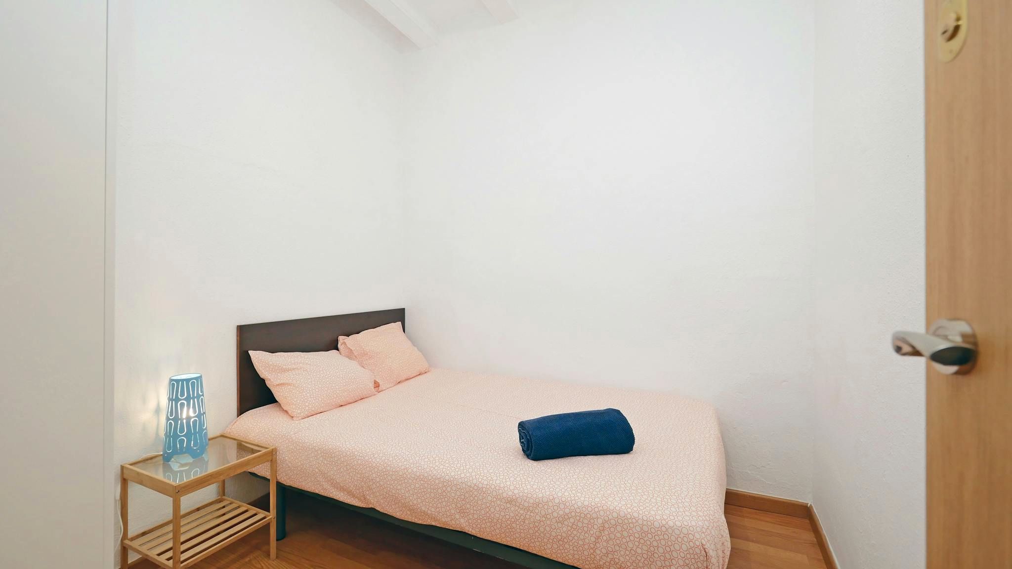 Bedroom of Flat to share in  Barcelona Capital  with Air Conditioner, Furnished and Washing machine