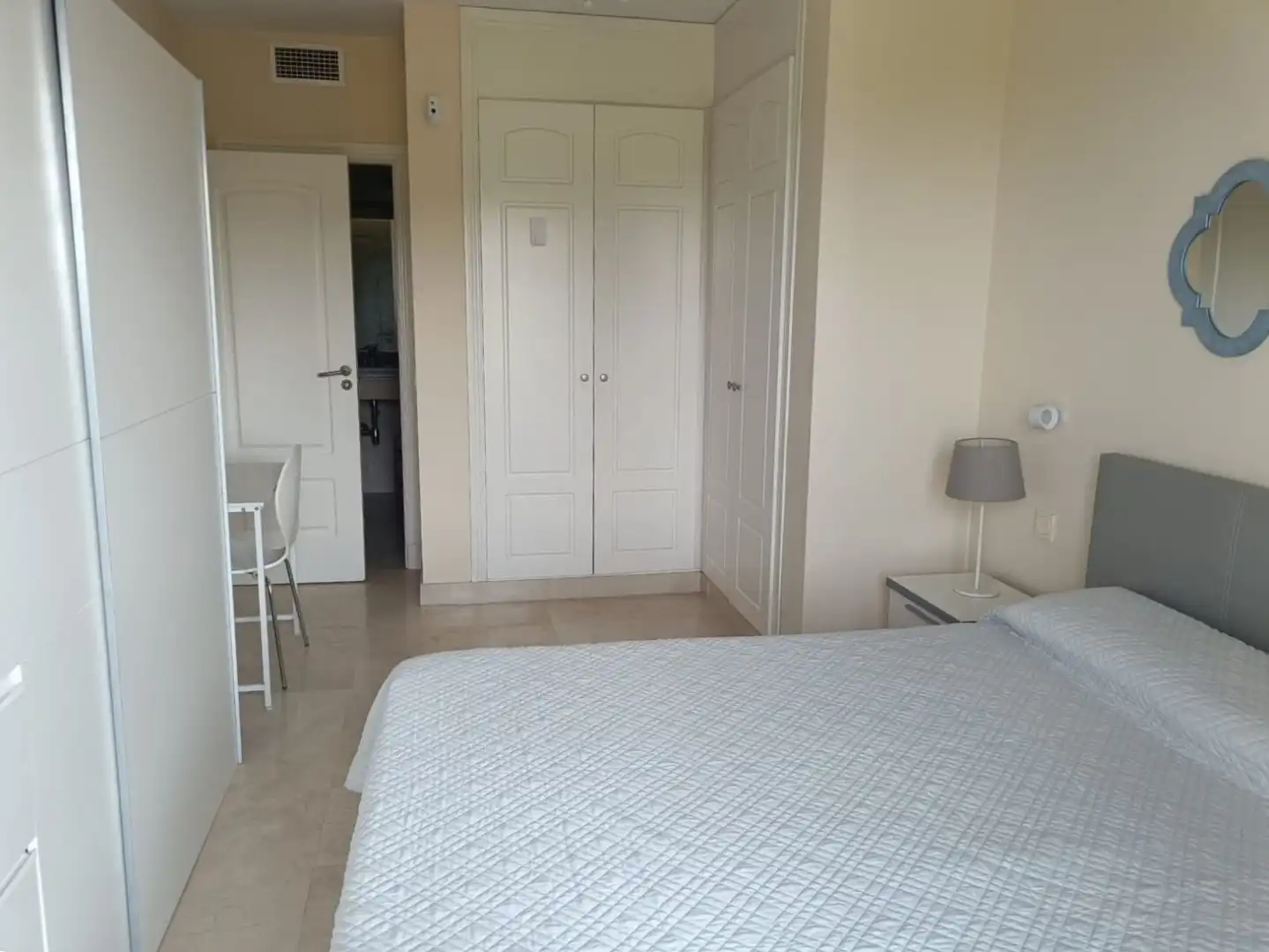 Dormitori de Apartament de lloguer en La Alcaidesa amb Aire condicionat, Calefacció i Terrassa
