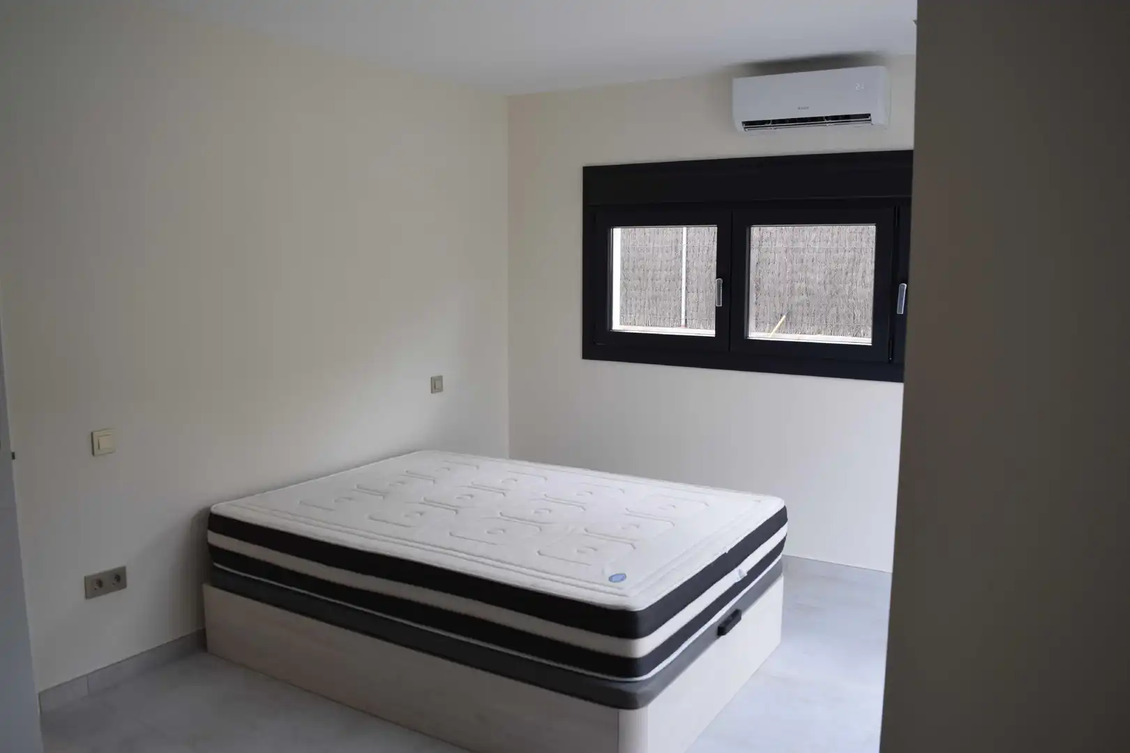 Dormitori de Apartament de lloguer en Villaviciosa de Odón amb Aire condicionat, Calefacció i Jardí privat