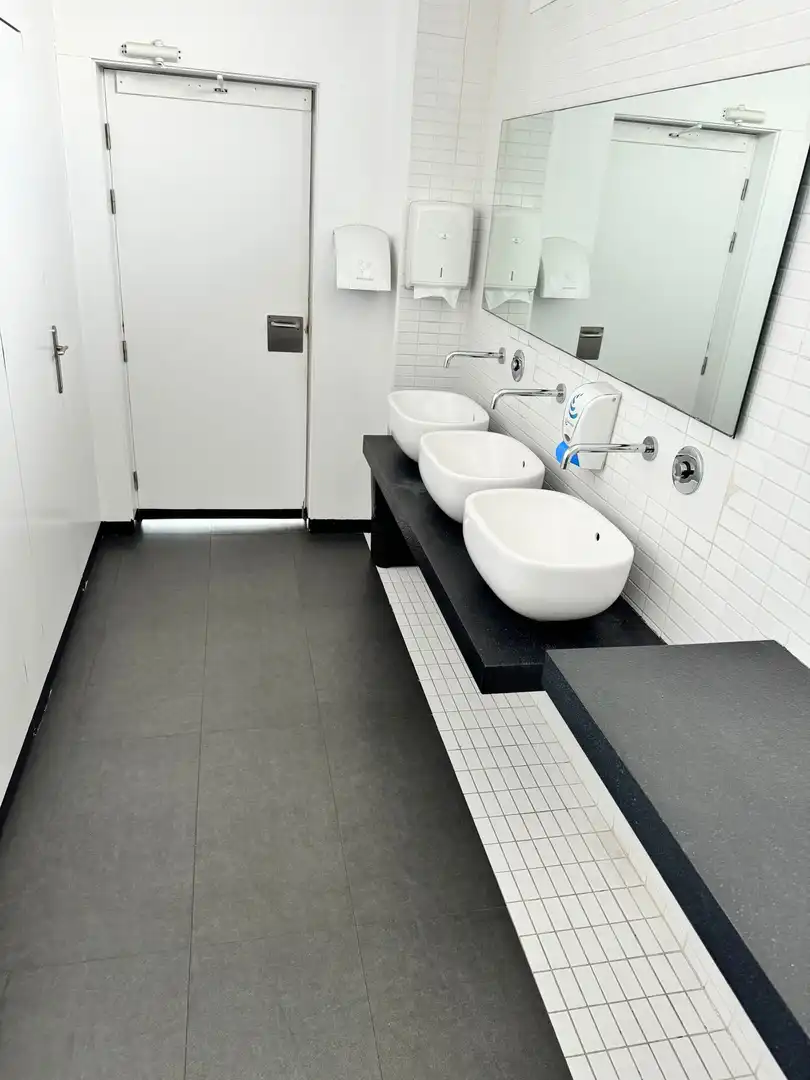 Badezimmer von Büro zur Miete in Rubí mit Klimaanlage, Möbliert und Internet