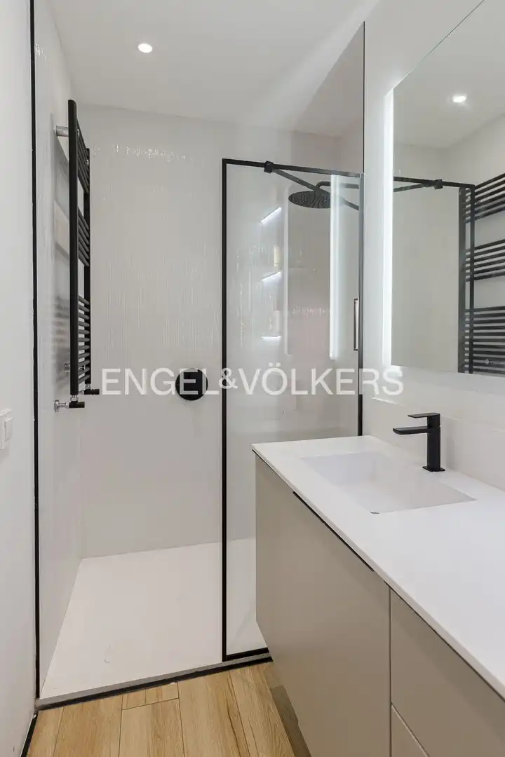 Bathroom of Flat for rent in Madrid  with Air Conditioner, Heating and Furnished