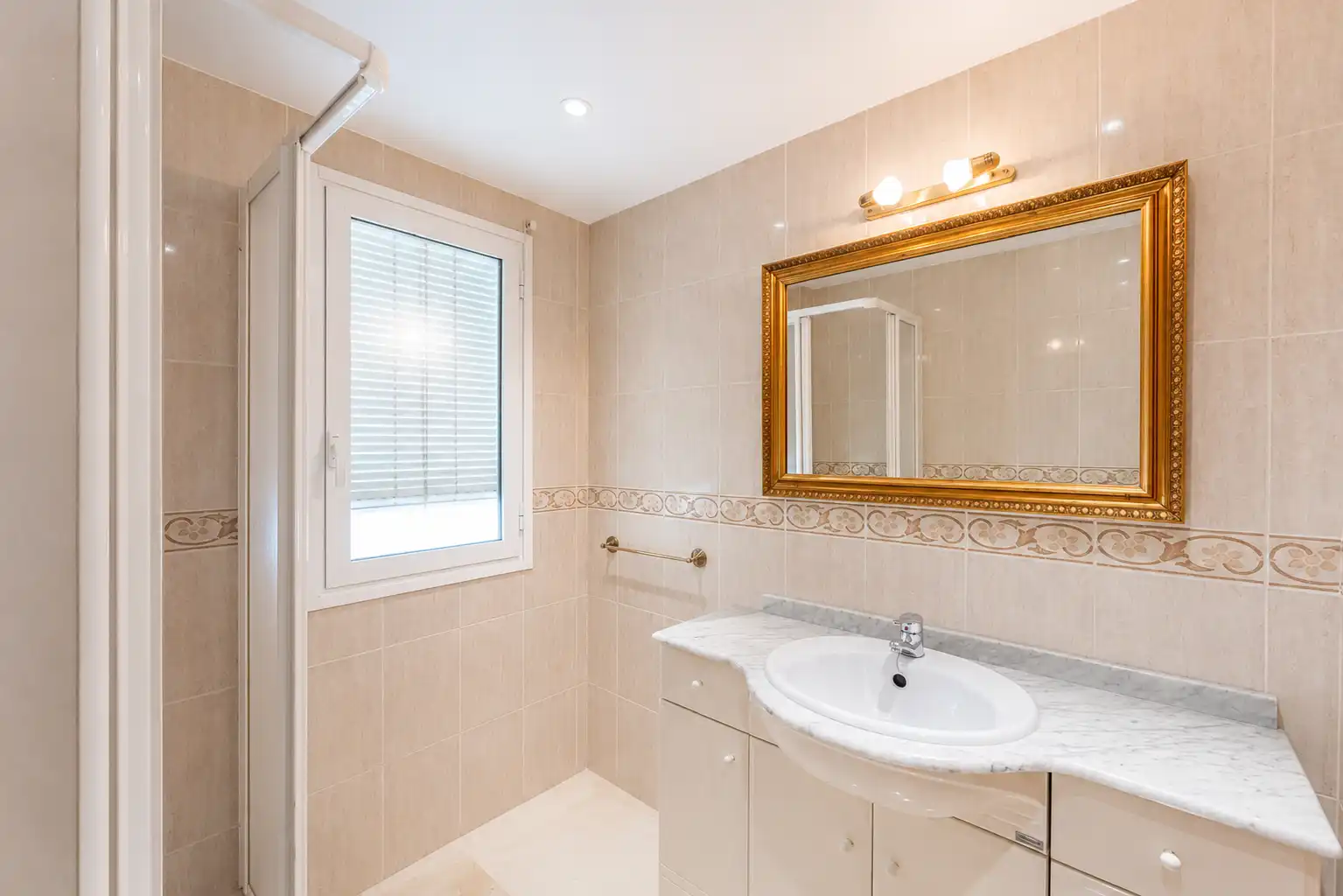 Bathroom of Flat for sale in Marbella  with Air Conditioner, Heating and Terrace