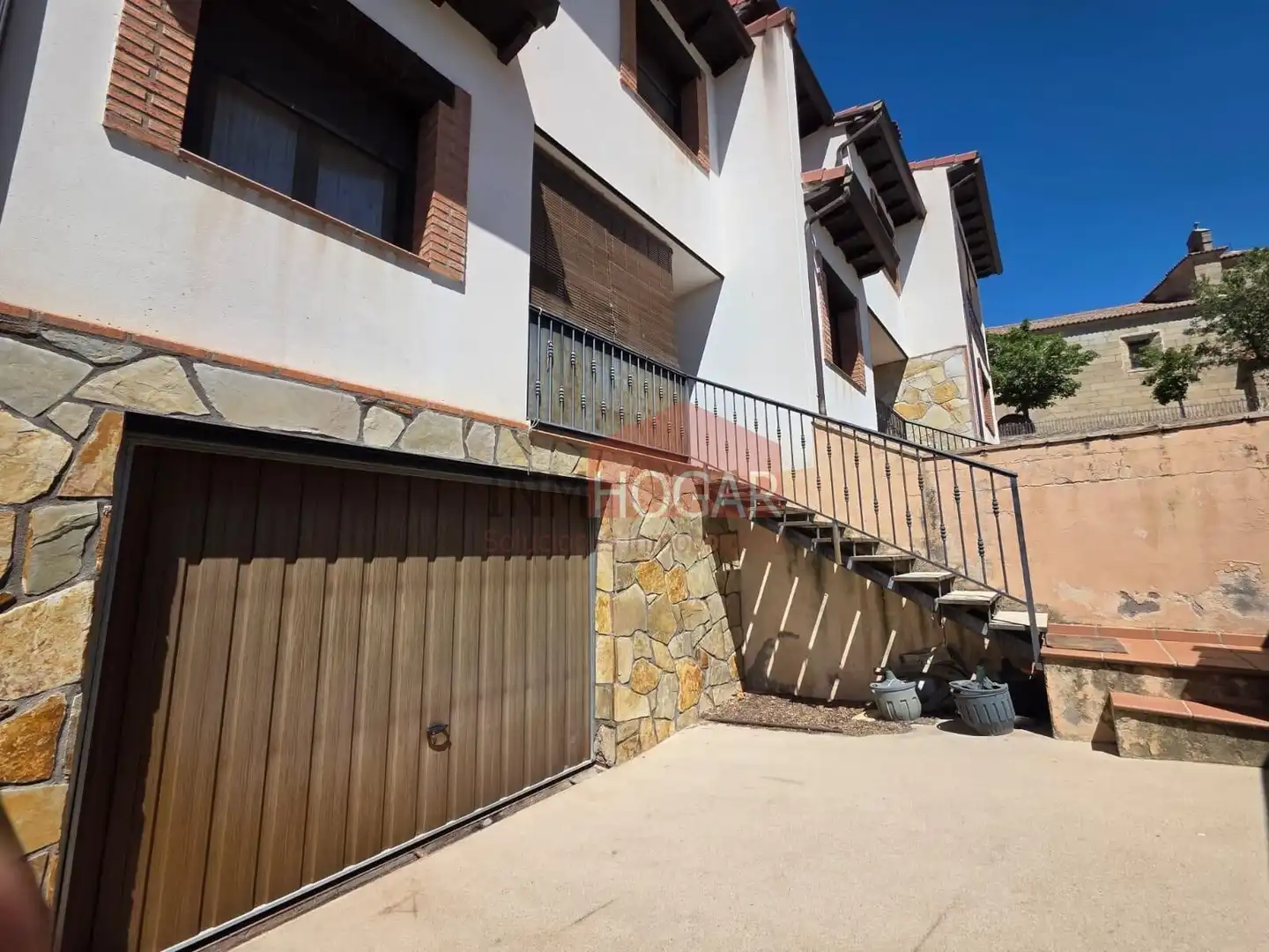 Vista exterior de Casa adosada en venda en Navalmoral amb Aire condicionat, Calefacció i Moblat