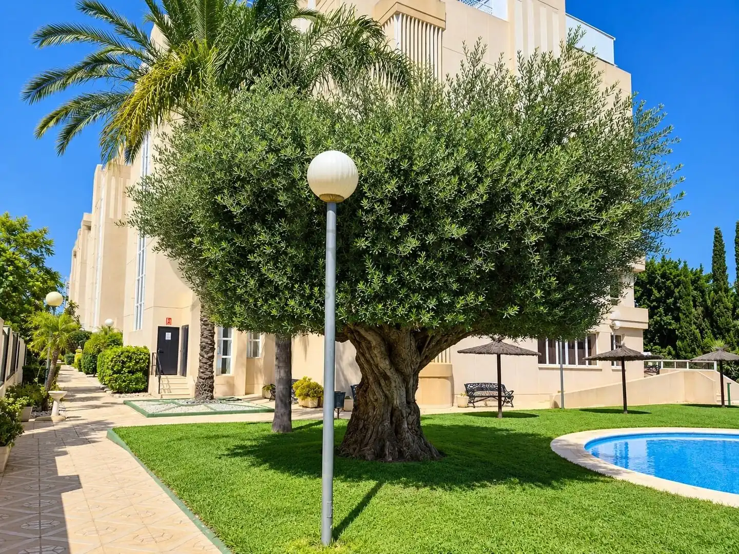 Vista exterior de Pis en venda en Sant Joan d'Alacant amb Aire condicionat, Calefacció i Jardí privat