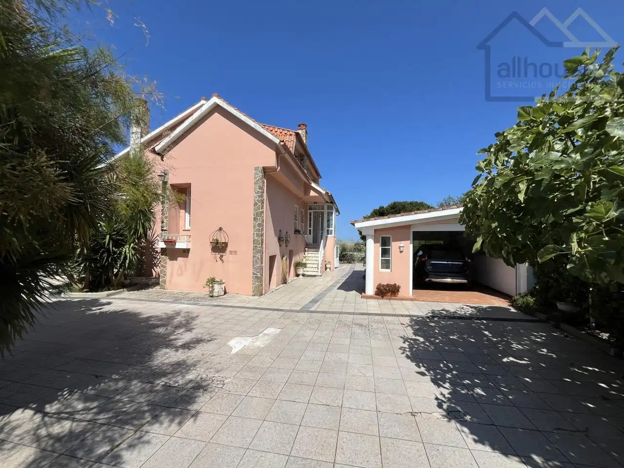 Detached house with pool for sale in Oia