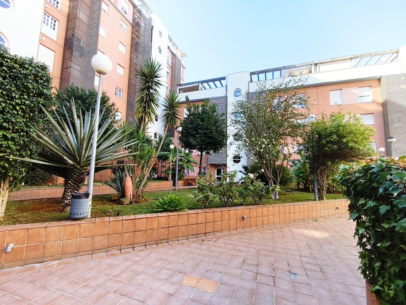 Vista exterior de Pis en venda en  Sevilla Capital amb Aire condicionat, Jardí privat i Piscina comunitària