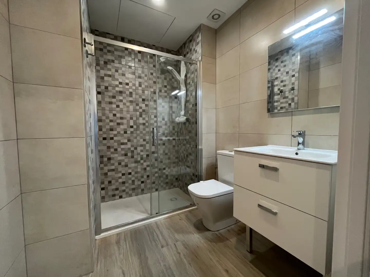 Bathroom of Flat for rent in Sant Boi de Llobregat  with Air Conditioner, Heating and Parquet flooring
