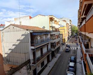 Vista exterior de Pis en venda en Linares amb Balcó