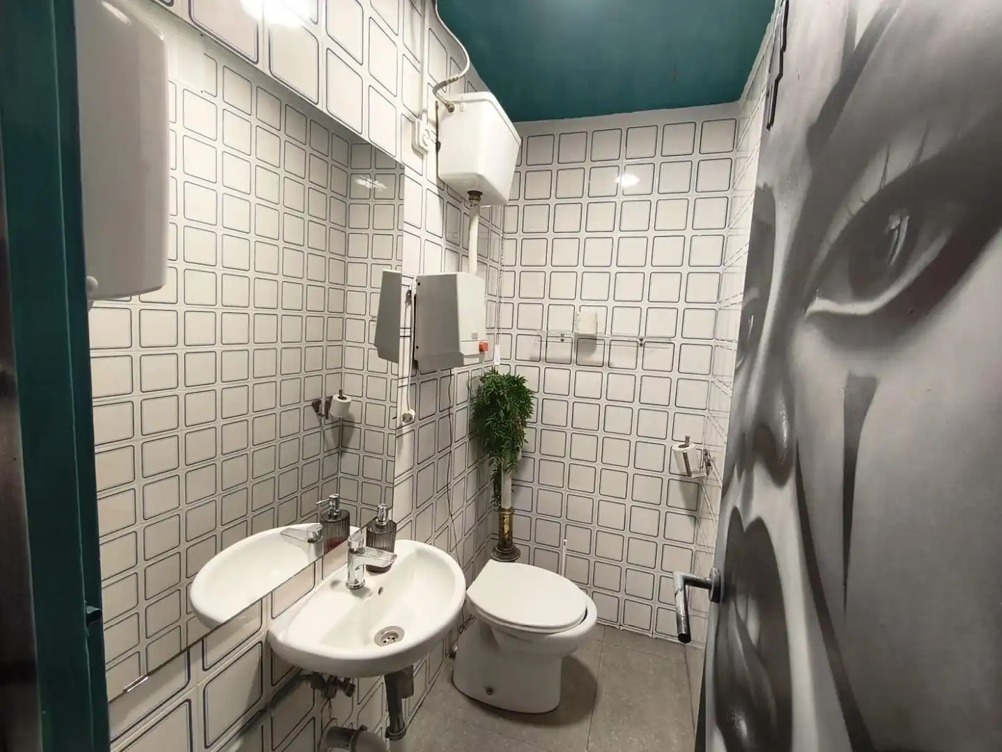 Baño de Local en traspaso en Barcelona con Aire acondicionado, Amueblado y Internet