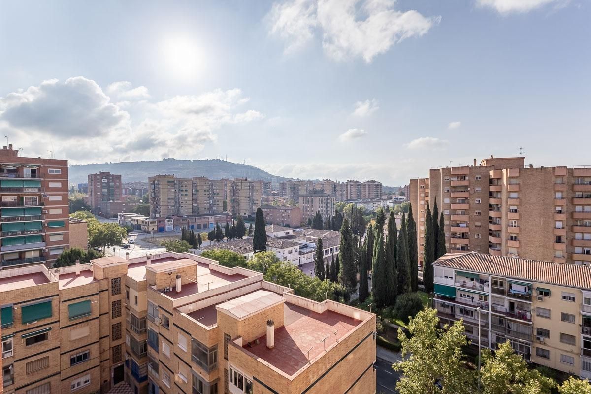 Exterior view of Flat for sale in  Granada Capital  with Balcony