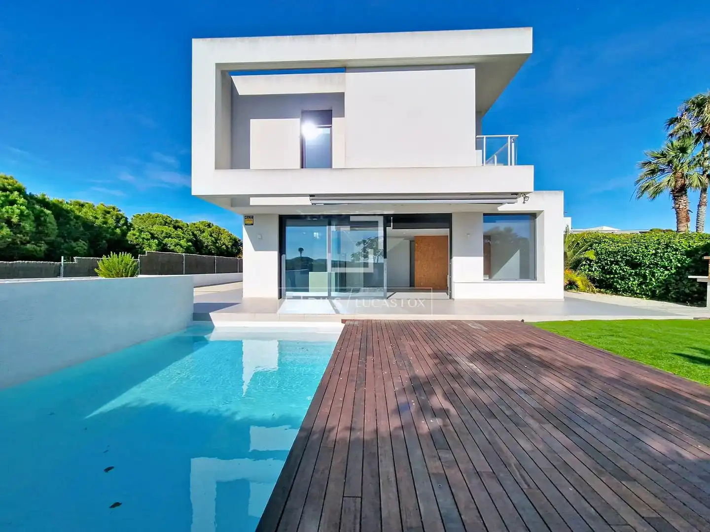 Außenansicht von Haus oder Chalet zum Verkauf in Vilanova i la Geltrú mit Klimaanlage, Heizung und Privatgarten