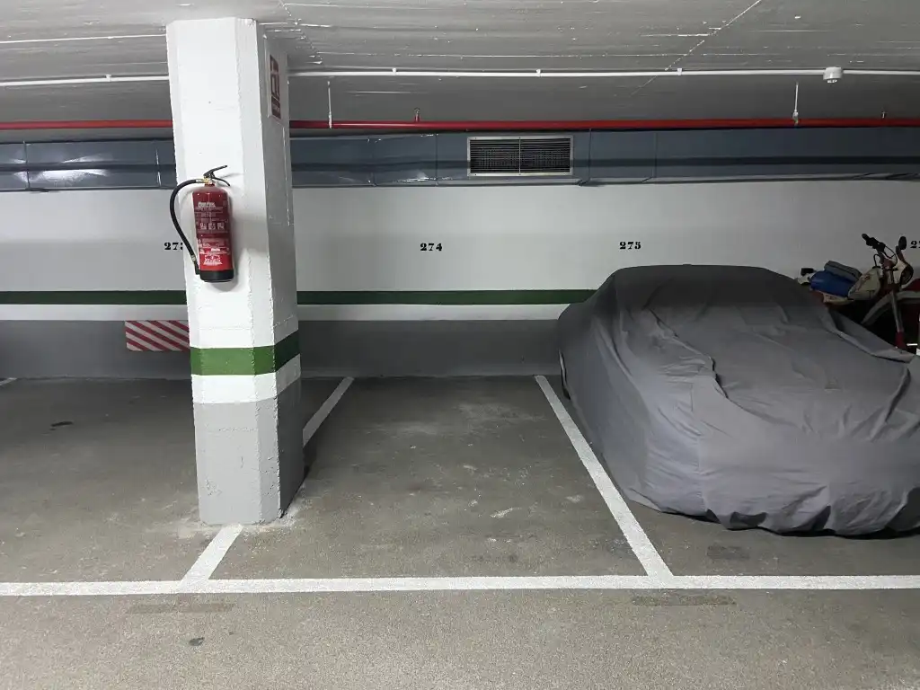 Garage for sale in Barcelona, Barcelona