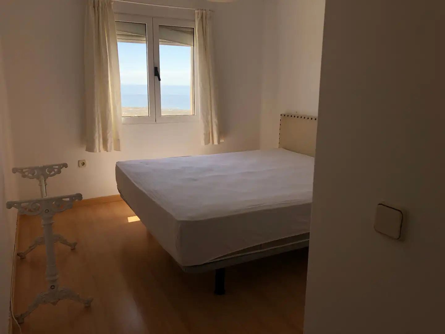 Schlafzimmer von Dachboden zum Verkauf in Marbella mit Parkett, Terrasse und Ofen