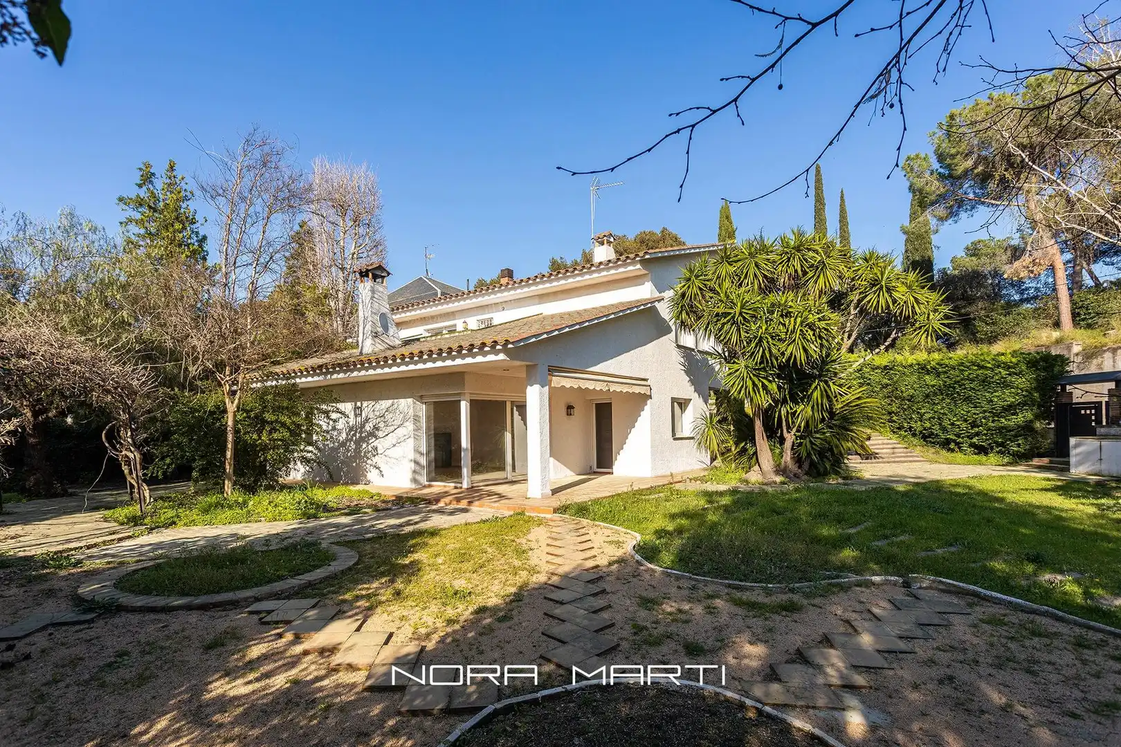 Vista exterior de Casa o xalet en venda en Cerdanyola del Vallès amb Jardí privat, Terrassa i Alarma