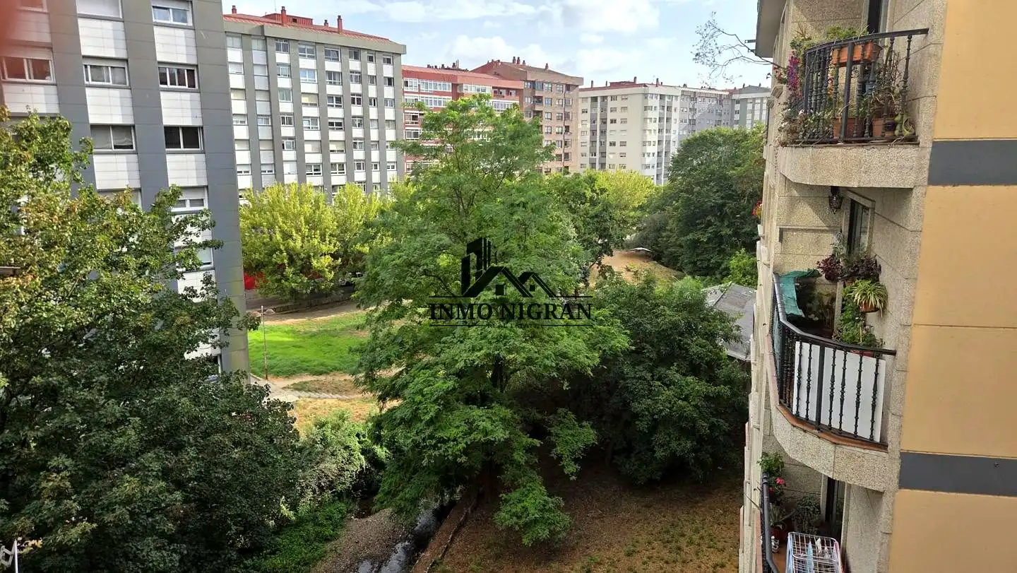 Vista exterior de Piso en venta en Vigo  con Balcón