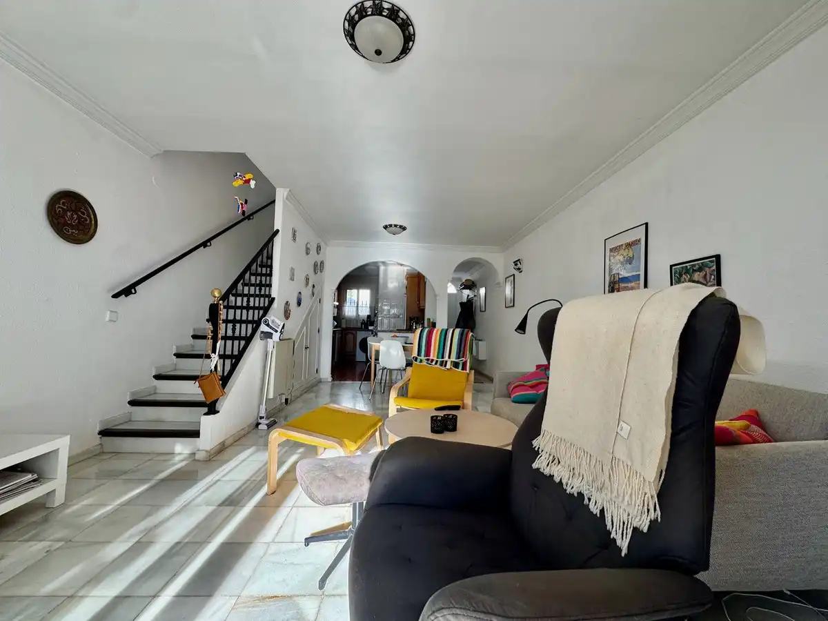 Sala de estar de Casa adosada en venta en Benalmádena con Aire acondicionado, Terraza y Piscina comunitaria