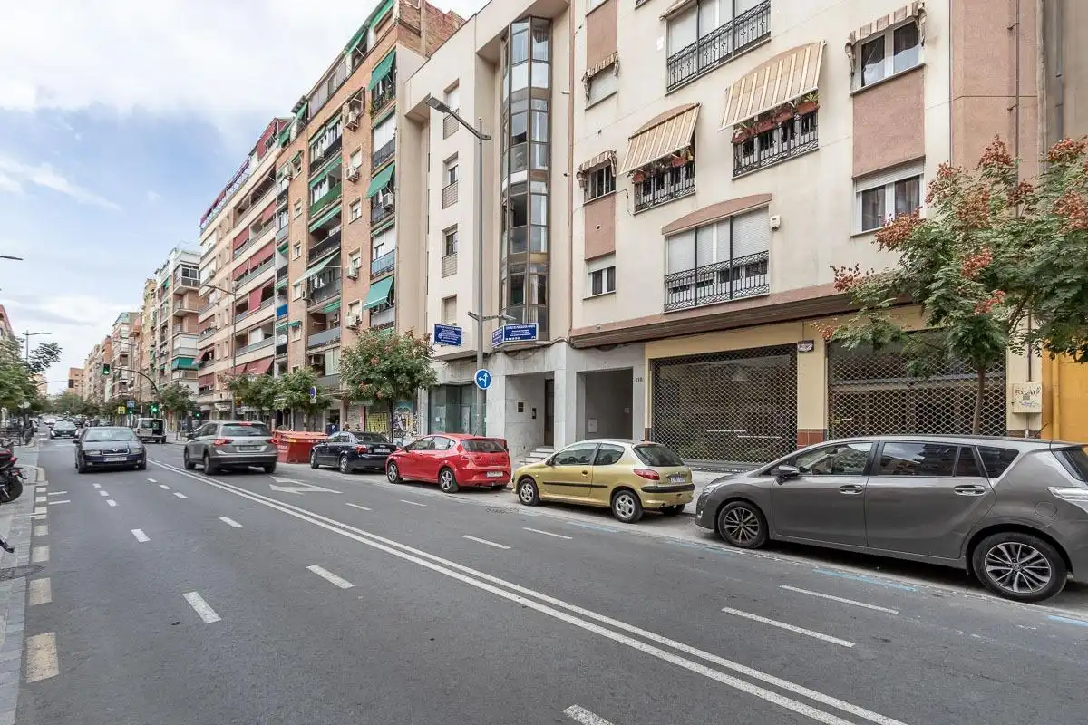 Vista exterior de Local en venta en Granada con Aire acondicionado