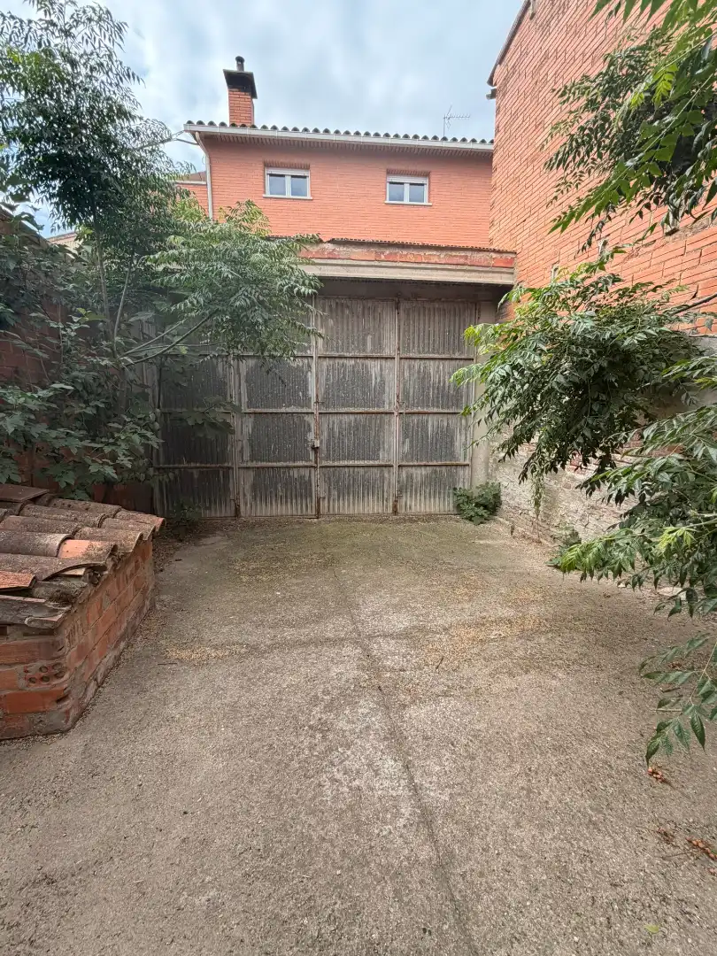 Aparcament de Casa o xalet en venda en Bellvís amb Calefacció, Jardí privat i Moblat